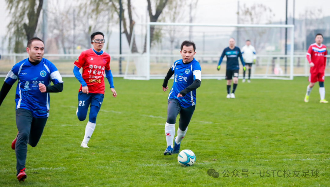 家人欢聚观看足球赛事，场面欢快热闹